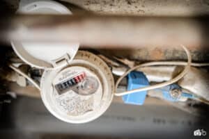 compteur de consommation d'eau dans le garage d'une maison
